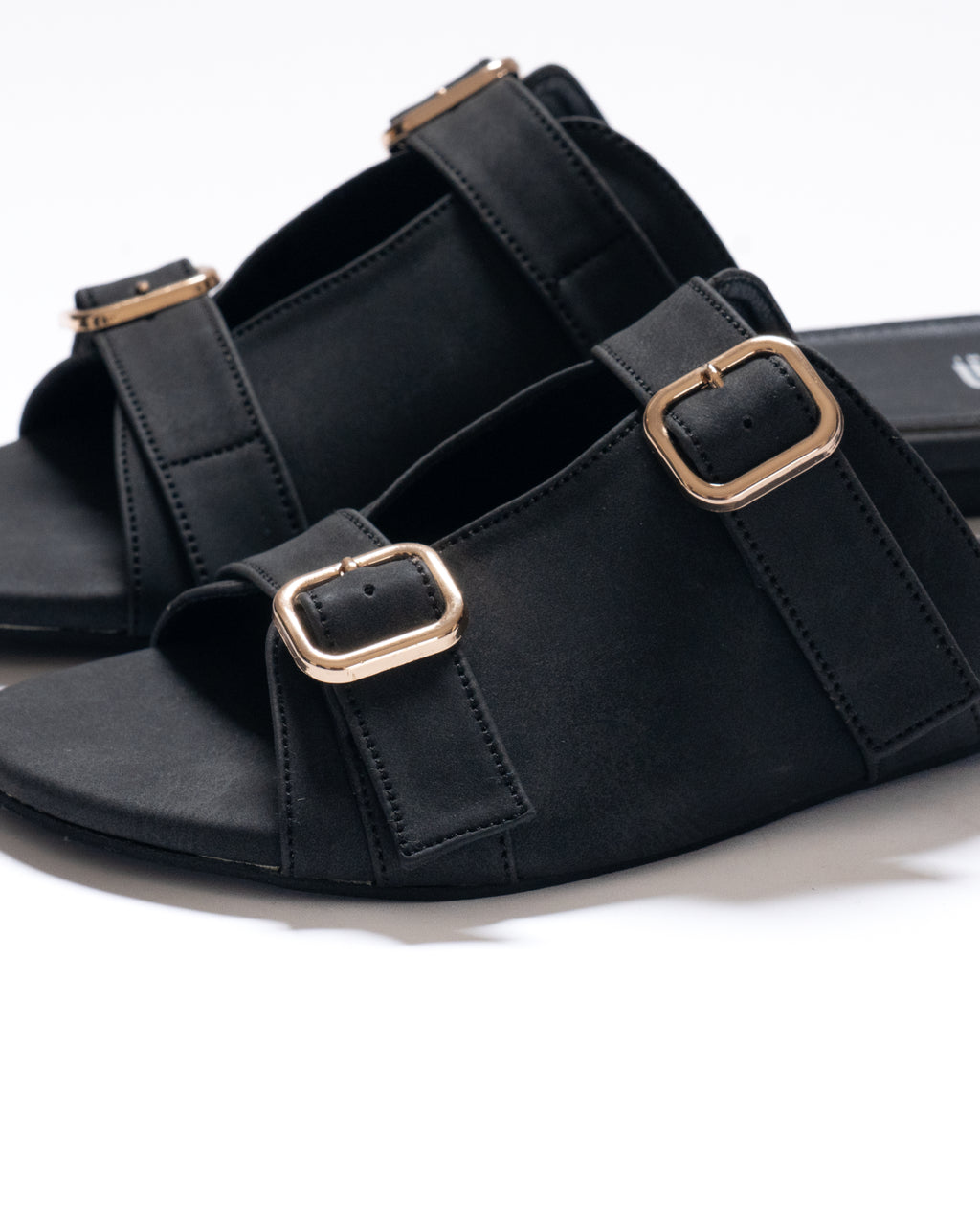 stride-buckle-dusty-black-flat-sandals-urban-commute